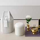 白い骨壺と仏具が並べられたセット、納骨や供養に使われる道具の画像