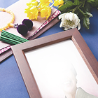 額縁に入った遺影写真の周囲に花が飾られている、葬儀の一場面を示す画像