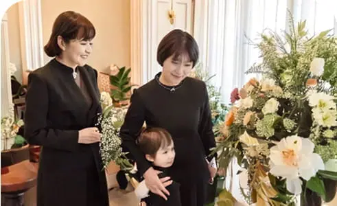 家族が寄り添う写真