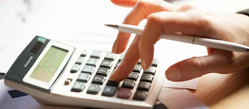 電卓で計算する写真